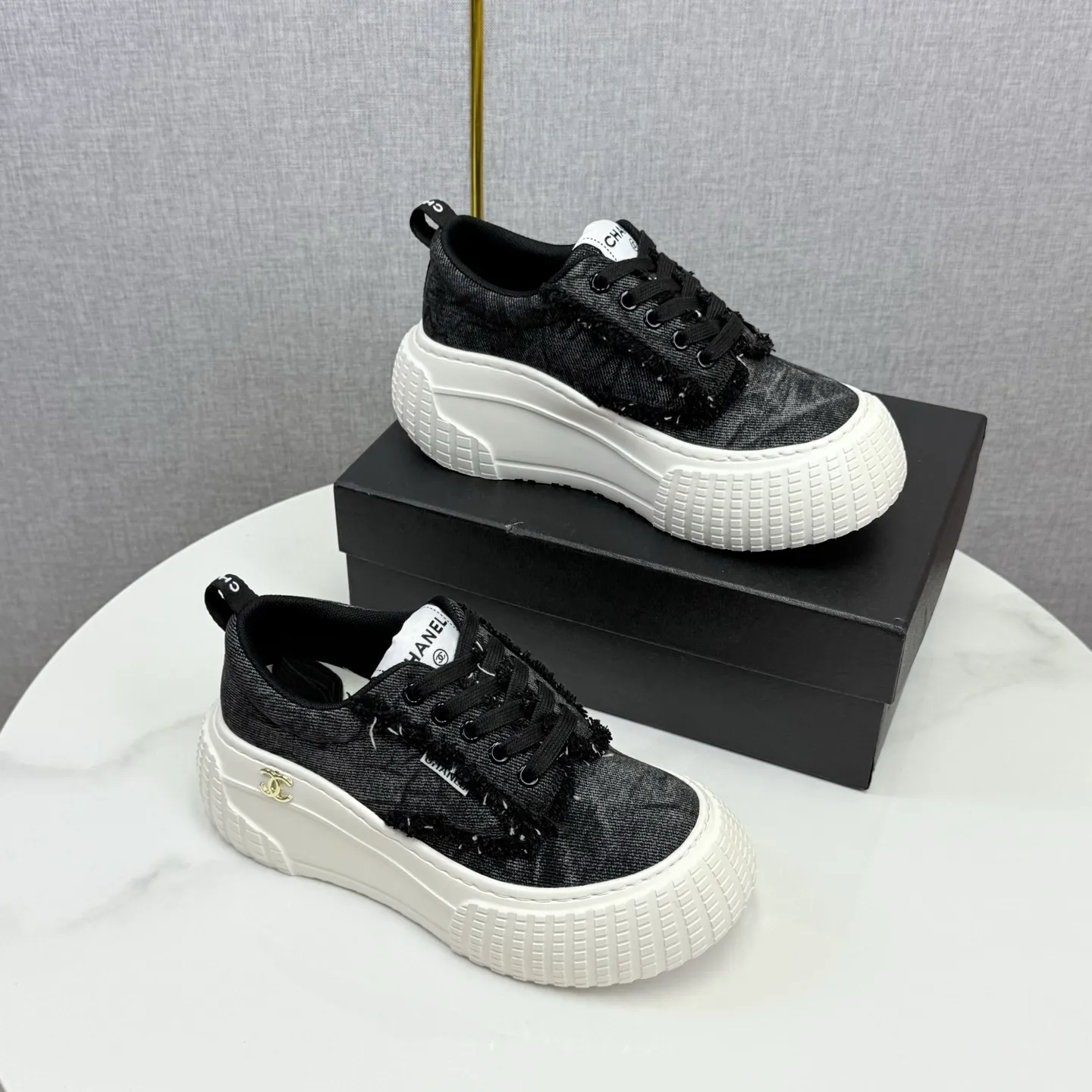 💕💕Factory direct selling price p640💕💕 Chanel Panda Shoes! 2025 counter's top casual sports shoes, this classic design; the upper is in the style of electric embroidery with various techniques; the outsole is fashionable and sporty; the unusual inclusion of a variety of color matching elements... The diversified mix and match is very good-looking and versatile, and can be used for leisure, fashion, sports, and outdoor... ꫛꫀꪝ Go➫ Materials: ❶Upper made of: original imported first-layer silk cowhide + original version waterproof cloth + original first-layer cowhide ❷Inner lining: Original Yangli+wang ❸ Outsole based on: Original TPU combination outsole Counter boutique packaging complete set for women 35–41